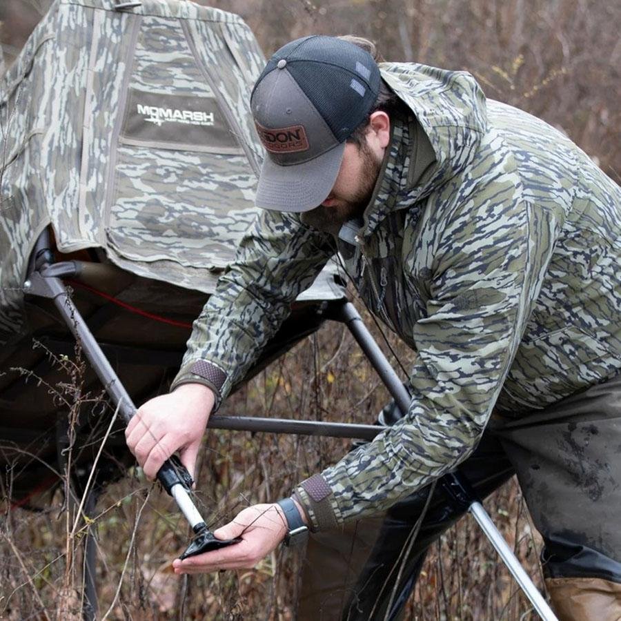 Chattanooga Higdon Outdoors Invisilab dog blind in Mossy Oak Bottomland camouflage, portable shelter for hunting dogs.