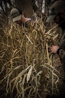 Chattanooga Higdon Outdoors Waterfowl Blind Grass Sheets 4-pack, natural cover for blinds, boats, and pits, blending with outdoor environments.