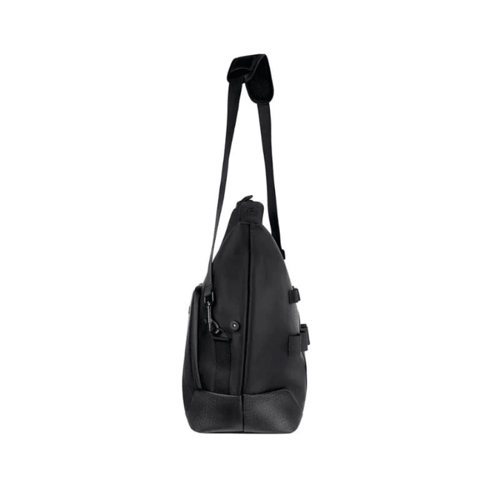 EcoFlow waterproof handbag in black with sleek design, featuring handles and compact travel storage case for EcoFlow DELTA 2.